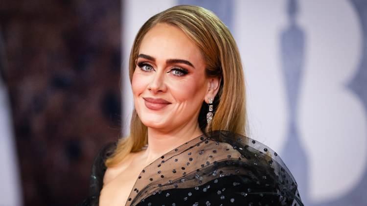 <p>Adele'in sesiyle ilgili ilk sorunlar, ilk kez 2011'de henüz 23 yaşındayken başladı. Fransız radyosunda canlı şarkı söylerken ses telleri kanayan şarkıcı, o dönem hasarı onarmak için yüksek riskli bir tıbbi müdahale olan ses teli mikrocerrahisi geçirdi.</p>
<p> </p>