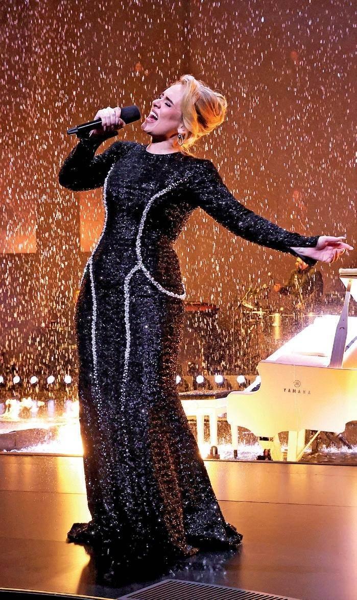 <p>Adele, 2017'de de sesini kaybetme tehlikesiyle karşı karşıya kalmış, o dönem de konserlerini iptal etmek zorunda kalmıştı. Adele, ayrıca o dönem uzun süre konuşamamıştı.</p>
<p> </p>