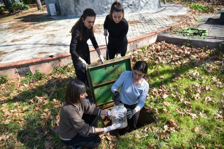 <p>Akdeniz Üniversitesi'nden Prof. Dr. Hüseyin Çetin, "Laboratuvarda belediyenin kullandığı ilaçlar, Sağlık Bakanlığı onaylı ilaçlar test ediliyor. Hamam böceği, karasinek, sivrisinek gibi birçok haşereye yönelik ilaçların dayanıklılığı ve direnç seviyelerini ölçüyoruz. Ekibimiz 10 kişiden oluşuyor. Bilim insanı olarak cinsiyet ayrımı olmayan ekibimiz var. Ekibimiz kadın, erkek öğrencilerden oluşuyor. Arkadaşlarımız birçok insanın korktuğu, iğrendiği böceklerle rahatlıkla çalışıyor" diye konuştu.</p>
