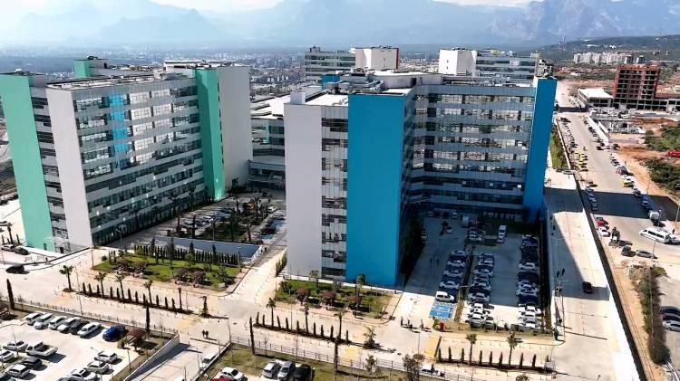 <p>4 hastaneden oluşan sağlık kompleksi, 1500 yatak, 246 yoğun bakım yatağı, 43 ameliyathane ve 300 poliklinikle hizmet verecek.</p>

<p>&nbsp;</p>
