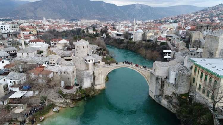 <p>Hırvatlar, 18 Kasım 1991'de Hersek Bosna Hırvat Cumhuriyeti'ni, Sırplar ise 9 Ocak 1992'de Sırp Cumhuriyeti'ni ilan etti.</p>