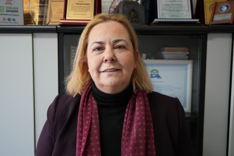 <p><strong>Eğer bu su rezervuarını kar olarak tutamazsak diğer sular akıp gidiyor. 'Karadeniz’de çok sık yağmur yağıyor' diyebilirsiniz ama o suyu tutmak önemlidir. Kar bunun için iyi bir rezervuardı. Bir bilim insanı yaptığı çalışmada şunu söylüyor: ‘Kar toprağı kaplayınca güneşin bir kısmını geri yansıtıyor. Eğer bu alanlar karla kaplanmazsa bu alanlar güneşi emecek dünya daha da ısınacak.’ Karın olmaması sadece su rezervuarı olarak değil, aynı zamanda bitkilerin ağaçların, birbiri ile ilişkili, bu çeşitliliği var olan sistemin bozulmasıyla birlikte zarar görmesi gibi bizim ilk anda göremediğimiz pek çok etkisinde bahsediliyor" </strong></p>