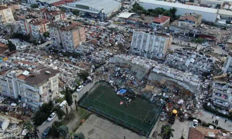 <p><strong>“Bu sitede tanıdığım 50 kişi hayatını kaybetti”</strong></p>
<p>10 yıldır <strong>600</strong> Evler Sitesi'ne yakın bir noktada kebapçılık yapan 37 yaşındaki Muhsin Bekçi, “Sallantılar hızlanmaya, şiddetlenmeye başladı ve sonra patlama sesi geldi. Her yer yıkılmaya başladı. Buradaki yapılar çok eskiydi. Bütün binalar 1990 yılı öncesi binalardı. Bulunduğumuz alandaki binalar daha yeniydi. Yeni binalar yıkılmazken diğer binaların yüzde 80’i yıkıldı ve binlerce insan öldü."</p>
