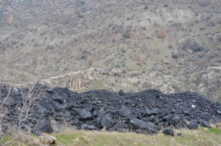 <p>Şırnak'ın Uludere ilçesindeki sınır köylerinde terörden arındırılan bölgelerde yer altı kaynaklarından kömür çıkartılarak bölge ekonomisine katkı sağlanıyor.</p>