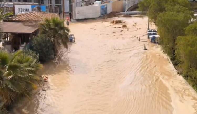 <p>Patlama sonrası tonlarca su b&uuml;y&uuml;k bir tazyikle yola aktı.&nbsp;</p>

