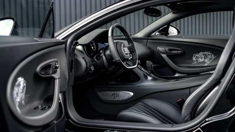 <p>Bugatti Chiron Super Sport'ta 8,0 litrelik W16 motor görev yapıyor. Bu motor araca 1600 hp güç ve 1600 Nm tork sağlıyor</p>

