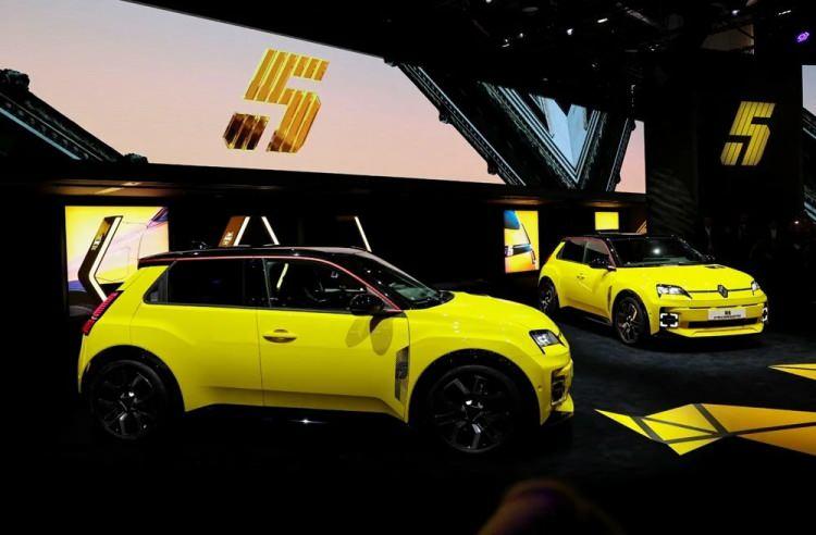 <p>RENAULT 5 E-TECH</p>
<p>Renault yeni elektrikli modeli Renault 5 E-Tech Electric'i ilk kez fuarda tanıttı.</p>