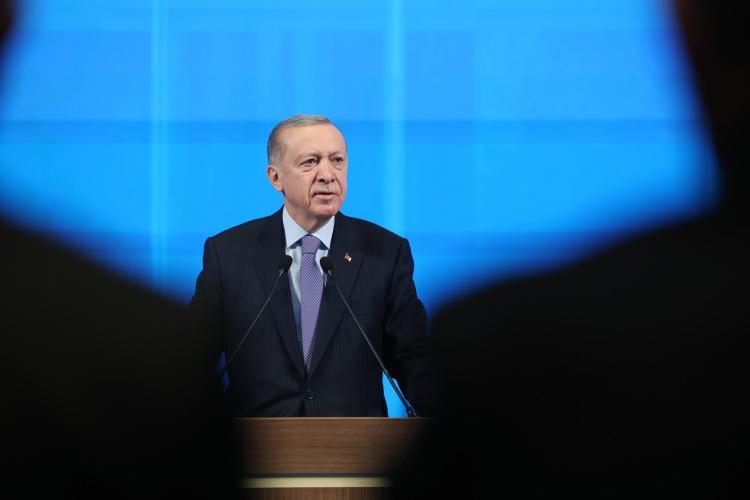 <p>Başkan Erdoğan'ın doğum günü kısa sürede paylaşılan binlerce fotoğraflı mesajla Twitter'da bir numaraya yükseldi.</p>

<p> </p>
