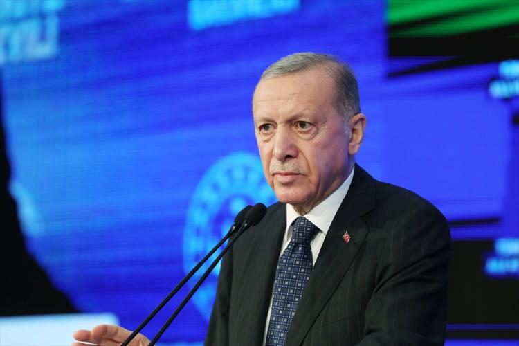 <p>1983 yılında kurulan Refah Partisi ile fiilî siyasete geri dönen Recep Tayyip Erdoğan, 1984 yılında Refah Partisi Beyoğlu İlçe Başkanı, 1985 yılında ise Refah Partisi İstanbul İl Başkanı ve Refah Partisi MKYK üyesi oldu. İstanbul İl Başkanlığı görevi sırasında diğer siyasi partiler için de model olan yeni bir örgütsel yapı geliştiren Erdoğan, bu dönemde özellikle kadınların ve gençlerin siyasete katılımını artırmaya yönelik çalışmalar yaptı; siyasetin tabana yayılarak geniş halk kitleleri tarafından benimsenip itibar görmesi yolunda önemli adımlar attı. Bu yapılanma, mensubu bulunduğu Refah Partisi’ne 1989 Beyoğlu yerel seçimlerinde büyük bir başarı kazandırırken, yurt genelinde de parti çalışmaları için örnek teşkil etti.</p>