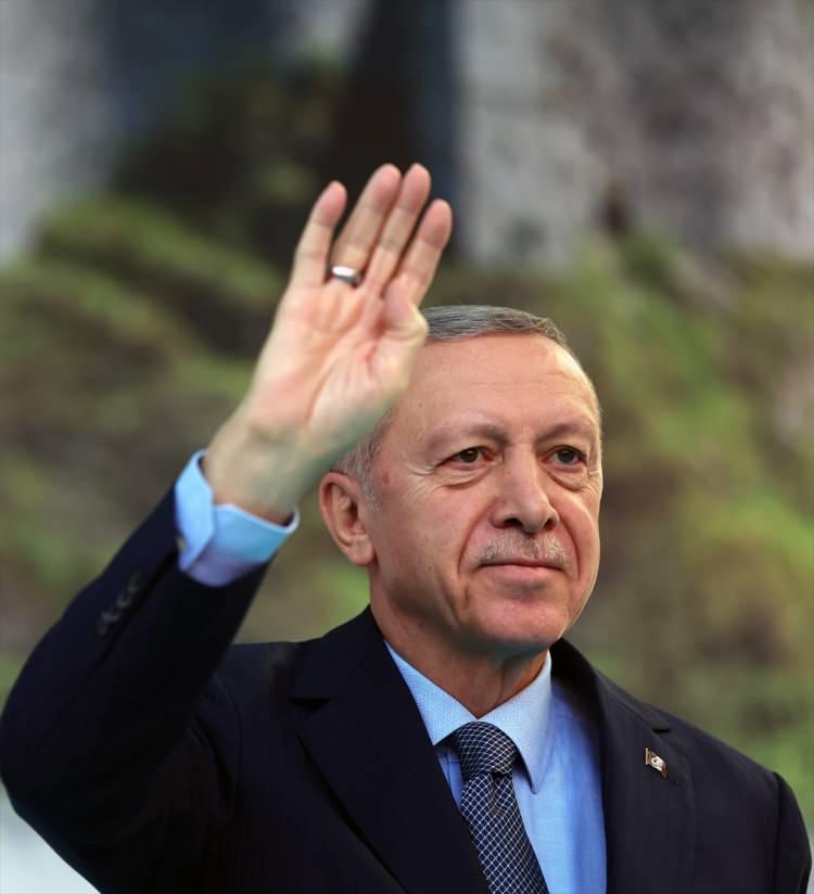 <p>Vatandaşlar tarafından "İyikiDoğdunReis", "MilletinAdamı70Yaşında", "CumhurunReisi70yaşında" etiketleriyle paylaşımlar yapıldı.</p>