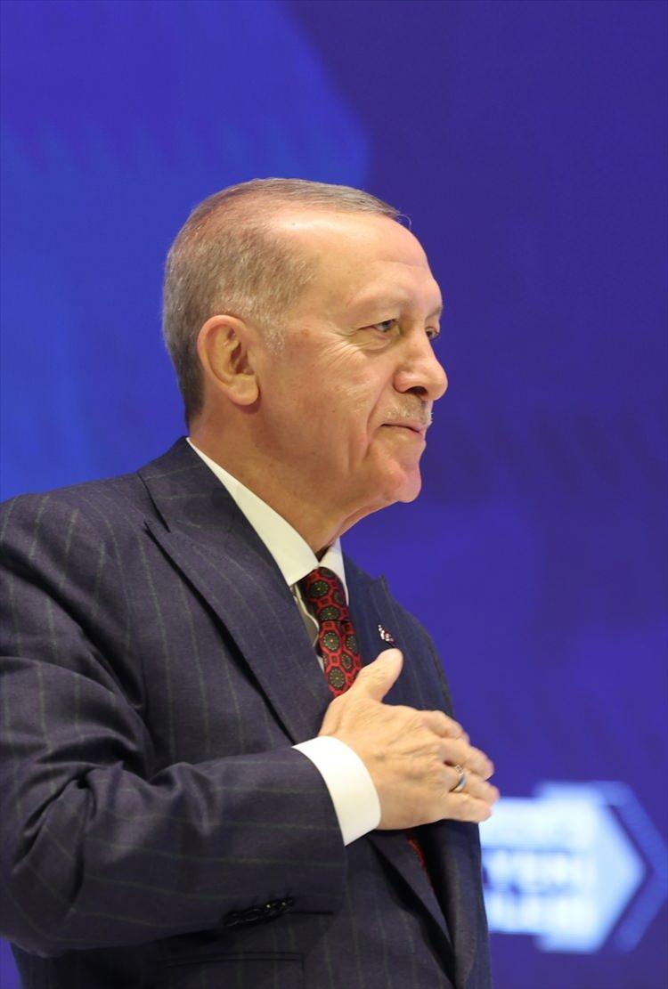 <p>Lise ve üniversite yıllarında Millî Türk Talebe Birliği öğrenci kollarında aktif görev alan Recep Tayyip Erdoğan, 1976 yılında MSP Beyoğlu Gençlik Kolu Başkanlığı’na ve aynı yıl MSP İstanbul Gençlik Kolları Başkanlığı’na seçildi. 1980 yılına kadar bu görevlerini sürdüren Erdoğan, siyasi partilerin kapatıldığı 12 Eylül döneminde, özel sektörde bir süre müşavirlik ve üst düzey yöneticilik yaptı.</p>