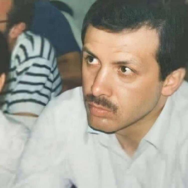 <p>Gençlik yıllarından itibaren sosyal hayat ve siyasetle iç içe bir yaşamı tercih eden Erdoğan, disiplinli ekip çalışmasının ve takım ruhunun önemini kendisine çok genç yaşlarda öğreten futbolla 1969-1982 yılları arasında amatör olarak ilgilendi. Aynı zamanda bu yıllar, genç bir idealist olarak memleket meseleleri ve toplumsal sorunlarla ilgilenen Recep Tayyip Erdoğan’ın aktif politikaya adım attığı döneme rastlamaktadır.</p>