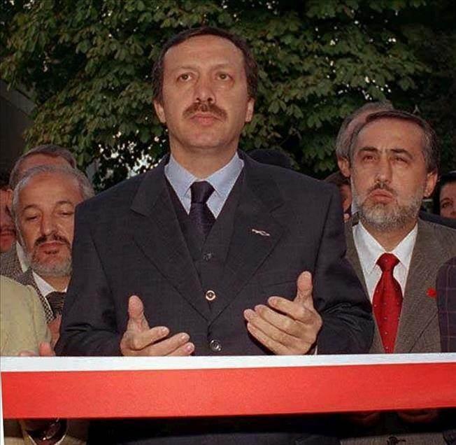 <p>2003 yılından bu yana Başbakanlık görevini yürüten AK Parti Genel Başkanı Recep Tayyip Erdoğan, Cumhuriyet tarihinde ilk kez halk tarafından seçilen Cumhurbaşkanı oldu. </p>