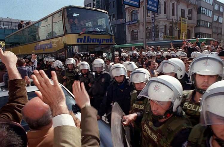 <p> Siirt'te yaptığı bir konuşma nedeniyle aldığı 10 aylık hapis cezasının infazı için 26 Mart 1999 günü Pınarhisar Cezaevi'ne girişinde Erdoğan'ı çok sayıda vatandaş tezahüratlarla uğurlandı. </p>