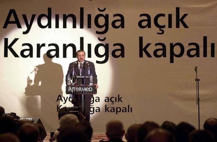 <p>6 Ocak 1998'de Anayasa Mahkemesi tarafından kapatılan Refah Partisi sonrası kurulan Adalet Ve Kalkınma Partisi Genel Başkanlığı'na Recep Tayyip Erdoğan getirildi. Kurucu üye Erdoğan, partinin kuruluşunun açıklanmasının ardından bir konuşma yaptı.</p>
