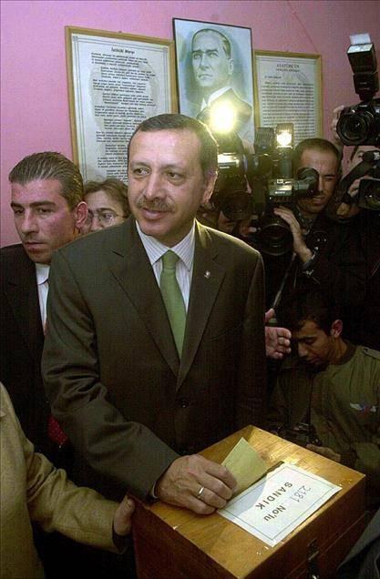 <p>AK Parti Genel Başkanı Erdoğan, partisinin yüzde 34'lük başarı ile seçimi kazandığı 2002 yılında yapılan milletvekilliği erken genel seçimlerinde oyunu kullanırken görüldü.</p>