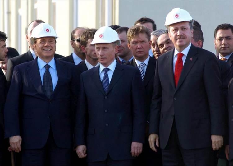 <p>Samsun'da yapılan Mavi Akım Doğal Gaz Boru Hattı Projesi'nin resmi açılış törenine Başbakan Erdoğan, Rusya Federasyonu Devlet Başkanı Vladimir Putin (ortada) ve İtalya Başbakanı Silvio Berlusconi (solda) de katıldı.</p>
