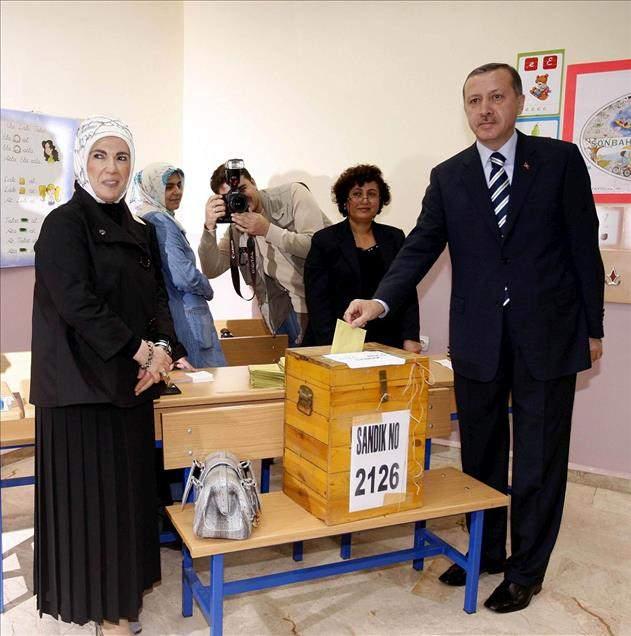 <p>Başbakan Erdoğan ve eşi Emine Erdoğan 21 Ekim 2007 yılında yapılan referandum oylamasında oylarını İstanbul'da kullandı. </p>
