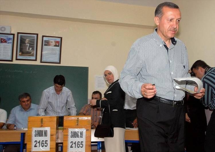 <p>Başbakan Erdoğan ve eşi Emine Erdoğan 22 Temmuz 2007'de düzenlenen Genel Seçimlerde oylarını Üsküdar'da kullandı.</p>