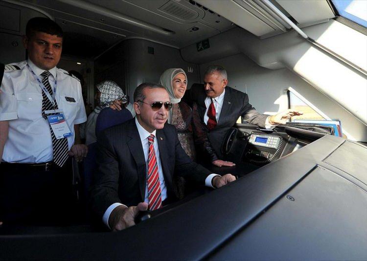 <p>Ankara - Konya arasında başlayan Yüksek Hızlı Tren'in (YHT) ilk seferinde Başbakan Erdoğan, treni bir süre kullandı. Erdoğan'a Ulaştırma Bakanı Binali Yıldırım (sağda) da eşlik etti. </p>
