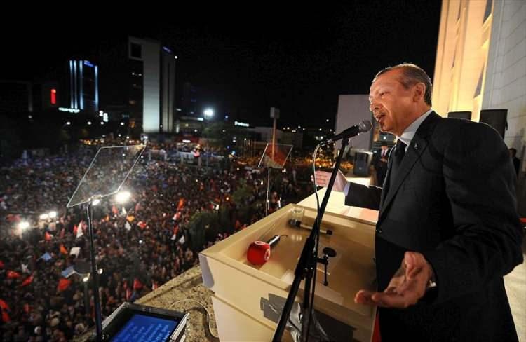 <p>Başbakan Erdoğan 12 Haziran 2011 genel seçimlerinde kazandıkları zafer nedeniyle AK Parti Genel Merkezi'nin balkonundan vatandaşlara teşekkür konuşması yaptı.</p>