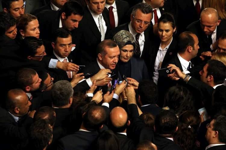 <p>TBMM'de 23 Nisan Ulusal Egemenlik ve Çocuk Bayramı dolayısıyla düzenlenen resepsiyona Başbakan Erdoğan ilk kez eşi Emine Erdoğan ile birlikte katıldı.</p>