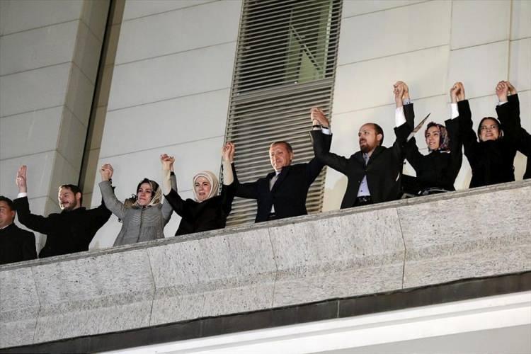 <p>30 Mart 2014 Yerel Seçimler sonrasında Başbakan Erdoğan, AK Parti Genel Merkezi'nin balkonundan ailesiyle birlikte halkı selamladı.</p>