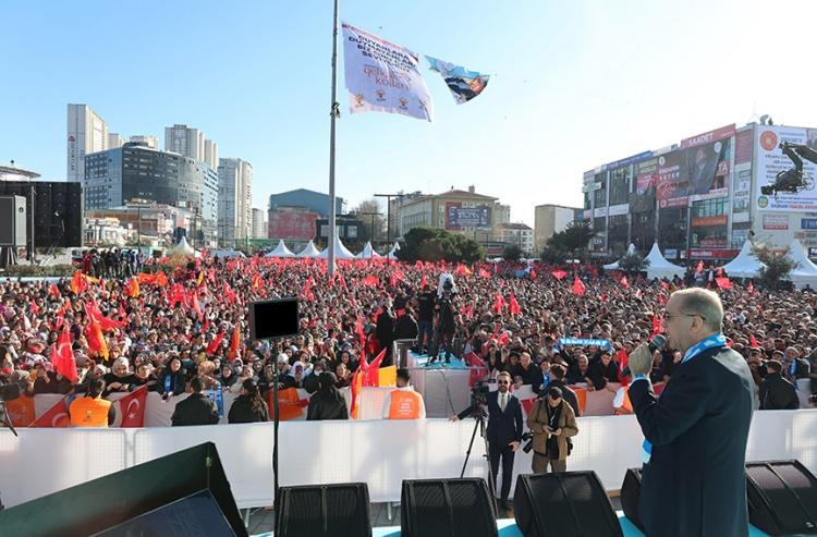 <p>27 Mart 1994 yerel seçimlerinde İstanbul Büyükşehir Belediye Başkanı seçilen Recep Tayyip Erdoğan, siyasî yeteneği, ekip çalışmasına verdiği önem, insan kaynakları ve malî konulardaki başarılı yönetimiyle dünyanın en önemli metropollerinden biri olan İstanbul’un kronikleşmiş sorunlarına doğru teşhis ve çözümler üretti. Su sorunu, yüzlerce kilometrelik yeni boru hatlarının döşenmesiyle; çöp sorunu ise dönemin en modern geri-dönüşüm tesislerinin kurulmasıyla çözümlendi. Hava kirliliği sorunu Erdoğan döneminde geliştirilen doğalgaza geçiş projeleriyle son bulurken, kentin trafik ve ulaşım açmazına karşı 50’den fazla köprü, geçit ve çevre yolu inşa edildi; sonraki dönemlere ışık tutacak birçok proje geliştirildi. Belediye kaynaklarının doğru kullanımı ve yolsuzluğun önlenmesi amacıyla olağanüstü önlemler alan Erdoğan, 2 milyar dolar borçla devraldığı İstanbul Büyükşehir Belediyesi’nin borçlarını büyük ölçüde ödedi ve bu arada 4 milyar dolarlık yatırım gerçekleştirdi. Böylece, Türkiye’nin belediyecilik tarihinde yeni bir çığır açan Erdoğan, bir yandan diğer belediyelere örnek olurken, bir yandan da halk nezdinde büyük bir güven kazandı.</p>
<p> </p>