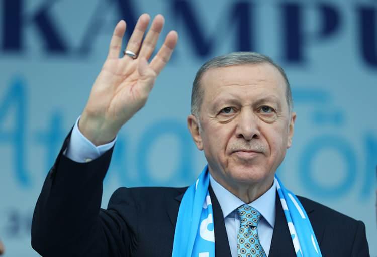 <p>Recep Tayyip Erdoğan, 12 Aralık 1997’de Siirt’te halka hitaben yaptığı konuşma sırasında, Millî Eğitim Bakanlığı tarafından öğretmenlere tavsiye edilen ve bir devlet kuruluşu tarafından yayınlanan bir kitaptaki şiiri okuduğu için hapis cezasına mahkûm edildi ve İstanbul Büyükşehir Belediye Başkanlığı görevine son verildi.</p>
<p> </p>