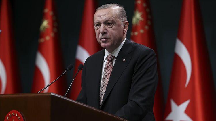 <p>Recep Tayyip Erdoğan, 4 ay kaldığı cezaevinden çıktıktan sonra kamuoyunun ısrarlı talebi ve gelişen demokratik sürecin bir sonucu olarak 14 Ağustos 2001’de arkadaşlarıyla birlikte Adalet ve Kalkınma Partisi’ni (AK Parti) kurdu ve Kurucular Kurulu tarafından AK Parti’nin Kurucu Genel Başkanı seçildi. Milletin teveccüh ve güveni AK Parti’yi daha kuruluşunun ilk yılında Türkiye’nin en geniş halk desteğine sahip siyasî hareketi hâline getirdi ve 2002 yılı genel seçimlerinde üçte ikiye yakın parlamento çoğunluğuyla (363 milletvekili) tek başına iktidara taşıdı.</p>
<p>Hakkındaki mahkeme kararı nedeniyle 3 Kasım 2002 seçimlerinde milletvekili adayı olamayan Erdoğan, yapılan yasal düzenlemeyle milletvekili adaylığının önündeki yasal engelin kalkması üzerine, 9 Mart 2003’te Siirt ili milletvekili yenileme seçimine katıldı. Bu seçimde oyların yüzde 85’ini alan Erdoğan, 22. Dönem Siirt Milletvekili olarak parlamentoya girdi.</p>