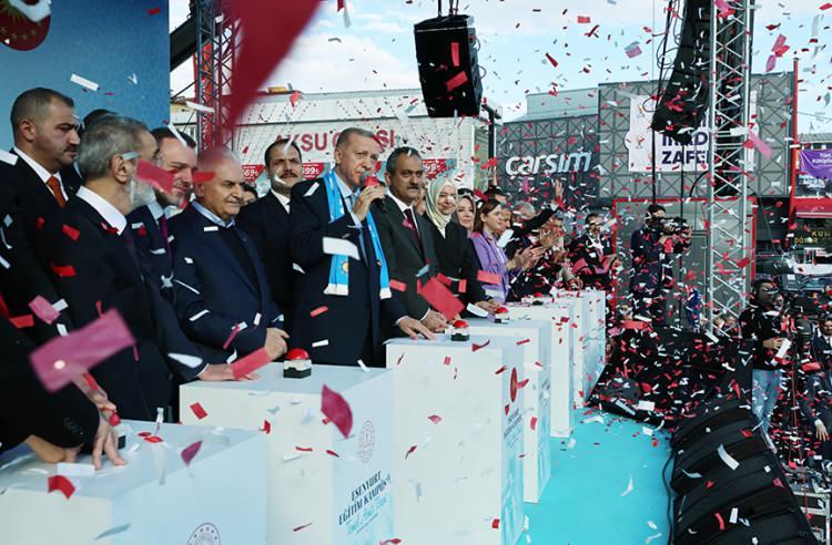 <p>15 Mart 2003 tarihinde Başbakanlık görevini üstlenen Recep Tayyip Erdoğan, aydınlık ve sürekli kalkınan bir Türkiye idealiyle, hayatî öneme sahip birçok reform paketini kısa süre içinde uygulamaya koydu. Demokratikleşme, şeffaflaşma ve yolsuzlukların engellenmesi yolunda büyük mesafeler katedildi. Buna paralel olarak ülke ekonomisi ve toplum psikolojisini olumsuz yönde etkileyen ve on yıllardır çözülemeyen enflasyon kontrol altına alındı, itibarını yeniden kazanan Türk Lirası’ndan 6 sıfır atıldı. Devletin borçlanma faiz oranları aşağı çekildi, kişi başına düşen millî gelirde büyük artış gerçekleştirildi. Ülke tarihinde daha önce görülmemiş hız ve sayıda baraj, konut, okul, yol, hastane ve enerji santrali hizmete girdi. Bütün bu olumlu gelişmeler, bazı yabancı gözlemciler ve Batılı liderler taafından "Sessiz Devrim" olarak adlandırıldı.</p>
