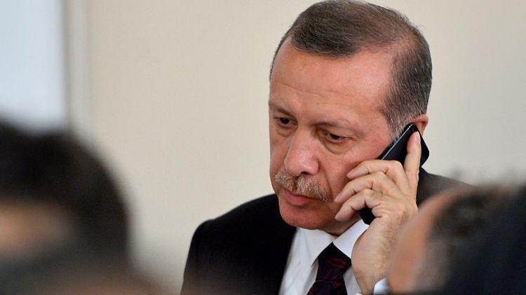 <p>Recep Tayyip Erdoğan, Avrupa Birliği’ne giriş sürecinde ülke tarihinin dönüm noktası olarak nitelenen başarılı girişimlerine ek olarak, akılcı dış politikası ve yoğun ziyaret-temas trafiğiyle Kıbrıs sorununun kalıcı çözüme kavuşturulması ve dünyanın çeşitli ülkeleriyle verimli ilişkiler geliştirilmesi konularında önemli adımlar attı. Tesis edilen istikrar ortamı iç dinamikleri harekete geçirirken, Türkiye’yi bir merkez ülke hâline getirdi. Türkiye’nin ticaret hacmi ve siyasal gücü, yalnız içinde bulunduğu coğrafî bölgede değil, uluslararası alanda da hissedilir düzeyde arttı.</p>

