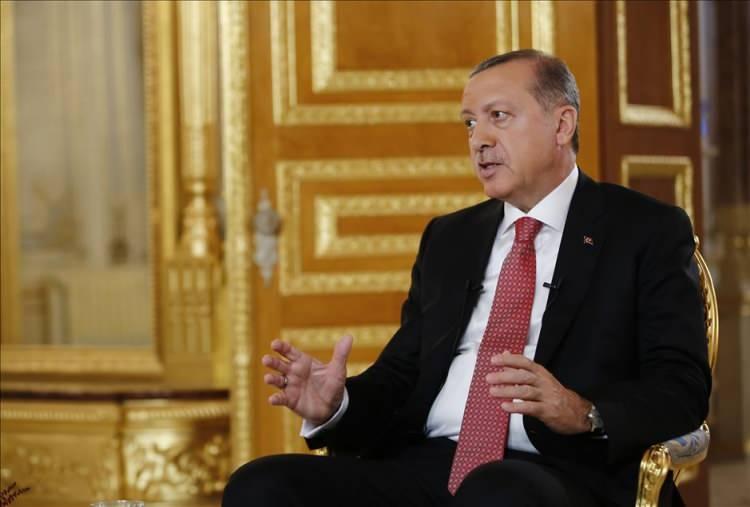 <p>16 Nisan 2017 tarihindeki halk oylamasında kabul edilen Anayasa değişikliği ile Cumhurbaşkanının partili olabilmesinin önünün açılmasının ardından Recep Tayyip Erdoğan, 21 Mayıs 2017 tarihinde gerçekleştirilen 3. Olağanüstü Büyük Kongrede, kurucusu olduğu AK Parti’nin Genel Başkanlığına yeniden seçildi.</p>
<p>24 Haziran 2018 Pazar günü yapılan Cumhurbaşkanlığı seçimlerinde %52,59 oy oranıyla yeniden Cumhurbaşkanı seçildi.</p>