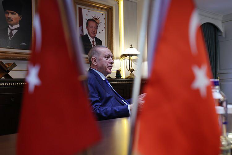 <p>16 Nisan 2017’de kabul edilen Anayasa değişikliği ile hayata geçirilen Cumhurbaşkanlığı Hükûmet Sistemi’nin ilk Cumhurbaşkanı olarak 9 Temmuz 2018 tarihinde yemin ederek görevine başladı.</p>
<p>28 Mayıs 2023 Pazar günü yapılan Cumhurbaşkanlığı ikinci tur seçimlerinde %52,18 oy oranıyla yeniden Cumhurbaşkanı seçildi.</p>
<p>3 Haziran 2023 tarihinde Türkiye Büyük Millet Meclisinde yemin etmesinin ardından, Cumhurbaşkanlığı Külliyesinde düzenlenen törenle görevine başladı.</p>