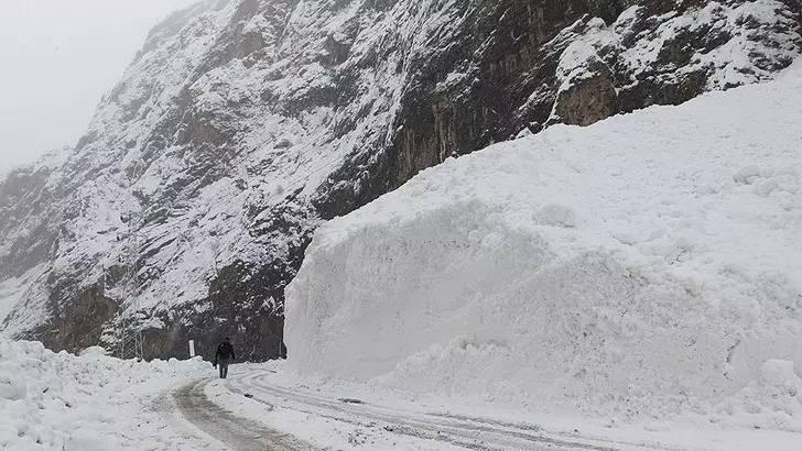 <p><strong>METEOROLOJİ'DEN ÖNEMLİ UYARI</strong></p>

<p><strong>ÇIĞ TEHLİKESİ UYARISI: </strong>Doğu Karadeniz’in iç kesimleri ile Doğu Anadolu’nun kuzey ve doğusunun kar örtüsüne sahip eğimli yamaçlarında çığ tehlikesi bulunduğundan dikkatli ve tedbirli olunmalıdır.</p>
