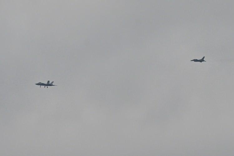 <p>Norveç'te yeni nesil savunma silahlarının haberlerinin yer aldığı "forsvaretsforum.no" haber sitesi de "Türk savaş uçağı ilk kez havada" başlığını kullandı.</p>
