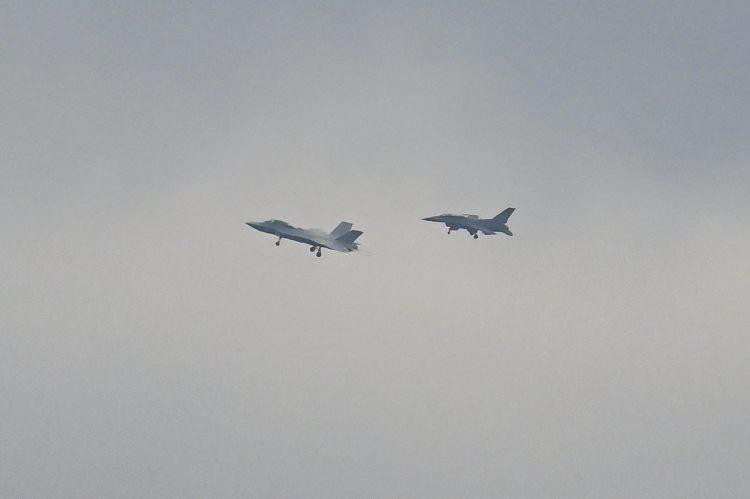 <p>Dergideki yazıda ayrıca KAAN'ın ilk u&ccedil;uşunun 13 dakika s&uuml;rd&uuml;ğ&uuml; ve 230 knot hıza ulaştığı, piste p&uuml;r&uuml;zs&uuml;z iniş yaptığı belirtildi.</p>
