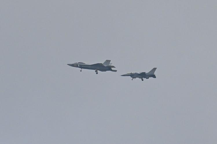 <p>Haberde KAAN ile T&uuml;rkiye'nin kendi beşinci nesil savaş u&ccedil;ağını geliştiren ve sahaya s&uuml;ren nadir &uuml;lkeden biri olacağı vurgulandı.</p>
