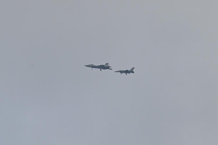 <p>Forces sayfasının haberinde ise T&uuml;rkiye'nin teknoloji, altyapı, insan kaynakları ve &uuml;retim kabiliyetleri gibi alanların tamamını da kapsayan "gelişmiş savaş u&ccedil;ağı &uuml;retimi" konusunda az sayıdaki &uuml;lkelerden biri olmak istediğine işaret edildi.</p>
