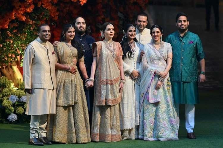 <p><strong>Hindistan'lı iş insanı  dünyanın en büyük düğünü Mukesh Ambani, 28 yaşındaki oğlu için hiçbir masraftan kaçınmayarak dünyanın en pahalı düğününü yapmak için hazırlanıyor. </strong></p>
