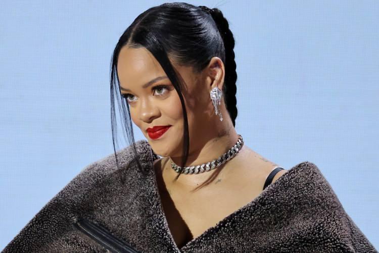 <p><strong>RİHANNA SAHNE ALDI</strong></p>

<p><strong>Dünyanın en pahalı ve gösterişli düğünü olarak lanse edilen düğünde ünlü şarkıcı Rihanna ve  illüzyonist David Blaine'in özel bir gösteri yaptı. </strong></p>
