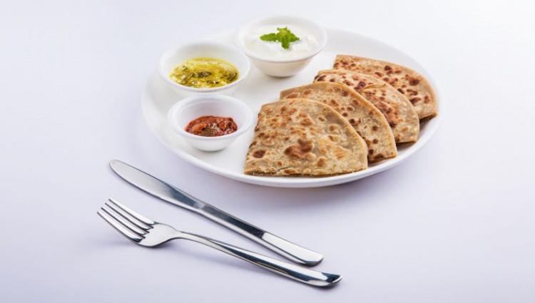 <p>Adı, pişmiş, katmanlı hamura atıfta bulunan parat ve un kelimelerinin birleşiminden gelmektedir. </p>