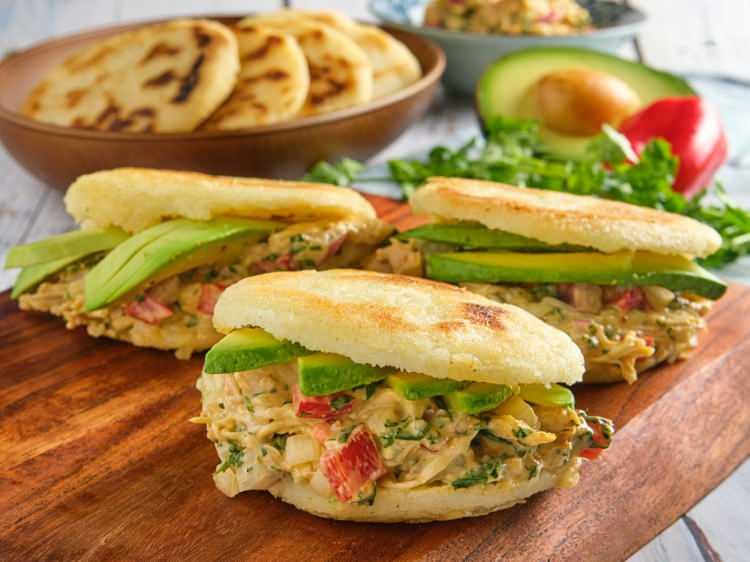 <p>Arepa, öğütülmüş mısır hamurundan yapılan çok yönlü bir mısır ekmeğidir.</p>