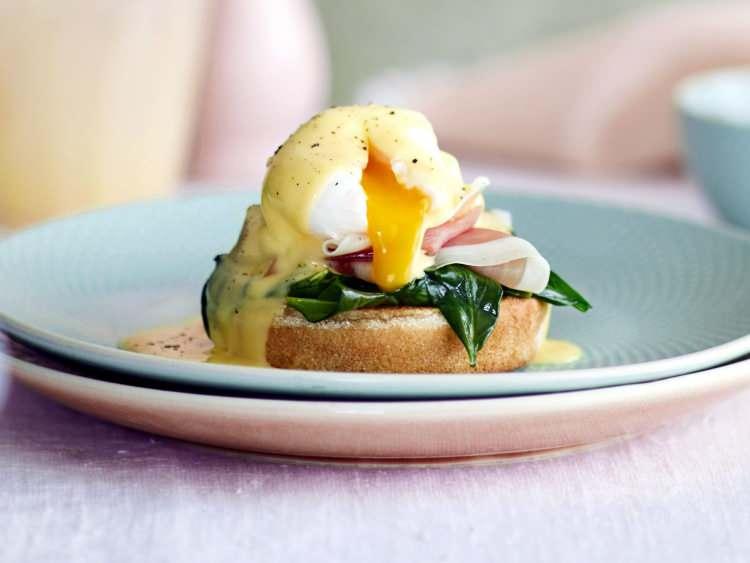 <p>Eggs Benedict, bir dilim pastırma, haşlanmış yumurta ve Hollandaise sosuyla doldurulmuş bir İngiliz çöreğinin kızarmış yarımlarından oluşan bir kahvaltı veya brunch yemeğidir. </p>