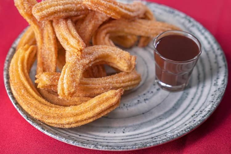 <p>Çobanlar tarafından tarçın ve şekere bulanmış hamur kızartması olarak ortaya çıkan churros, günümüzde hem Güney Amerika'da hem de İspanya'da en sevilen kahvaltılık seçeneklerinden biri.</p>