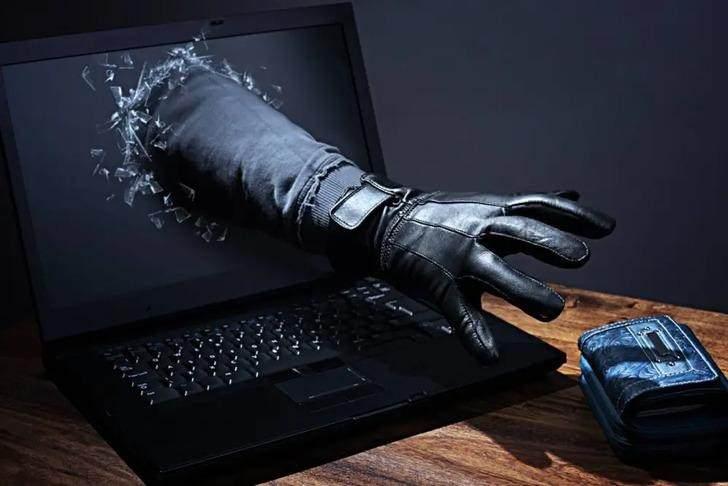 <p>Sakarya'da yaşayan Ali Yılmaz, bir sabah uyandığında 3 bankadan adına kredi çekildiğini fark etti. Uyurken bunun nasıl mümkün olduğunu çözemedi. Sonunda hackerların cep telefonundaki uygulamalar üzerinden bunu yaptığını anladı.</p>
<p> </p>