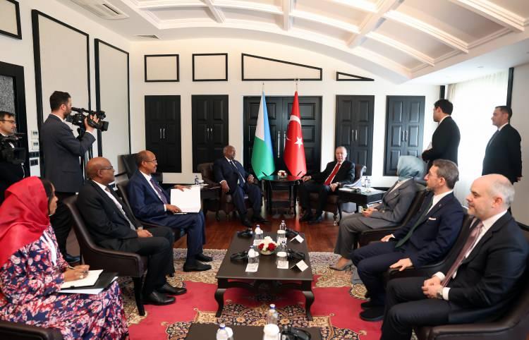 <p><span style="color:rgb(51, 51, 51)">Erdoğan, görüşmede Türkiye'nin bütün Afrika ülkeleriyle olduğu gibi Cibuti ile de karşılıklı saygı ve derin ortaklığa dayalı ilişkilerinin sürdüğünü ve derinleştiğini vurguladı.</span></p>