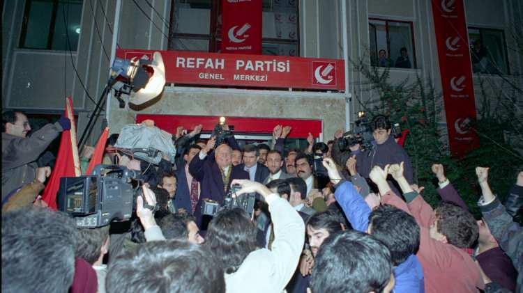 <p>21 Mayıs 1997'ye Yargıtay Cumhuriyet Başsavcısı Vural Savaş 'laik cumhuriyet ilkesine ayrı eylemleri' gerekçesiyle Refah Partisi hakkında dava açtı. 8 ay sonra Refah Partisi kapatıldı. Necmettin Erbakan'la birlikte Şevket Kazan, Ahmet Tekdal gibi isimlere siyaset yasağı getirildi.</p>

<p> </p>
