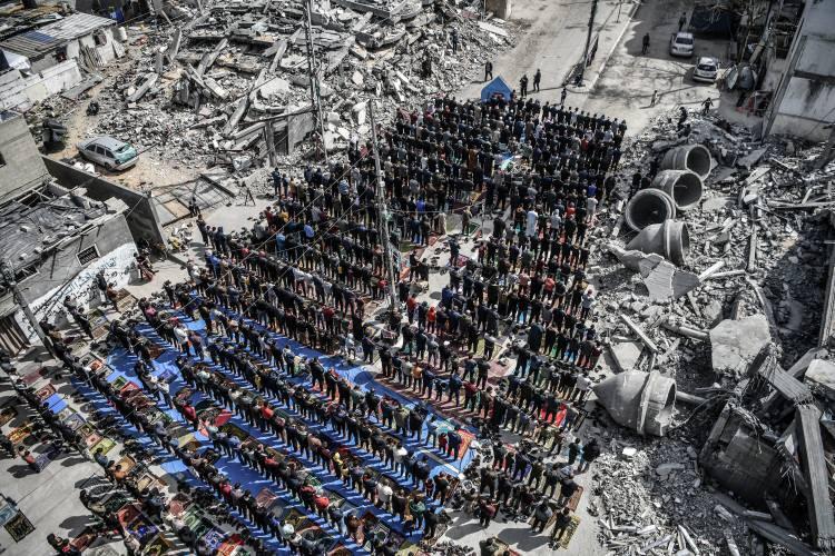 <p>Gazze'nin Refah kentindeki Filistinliler, cuma namazını İsrail saldırısında yıkılan Faruk Camisi enkazında kıldı</p>

<p> </p>
