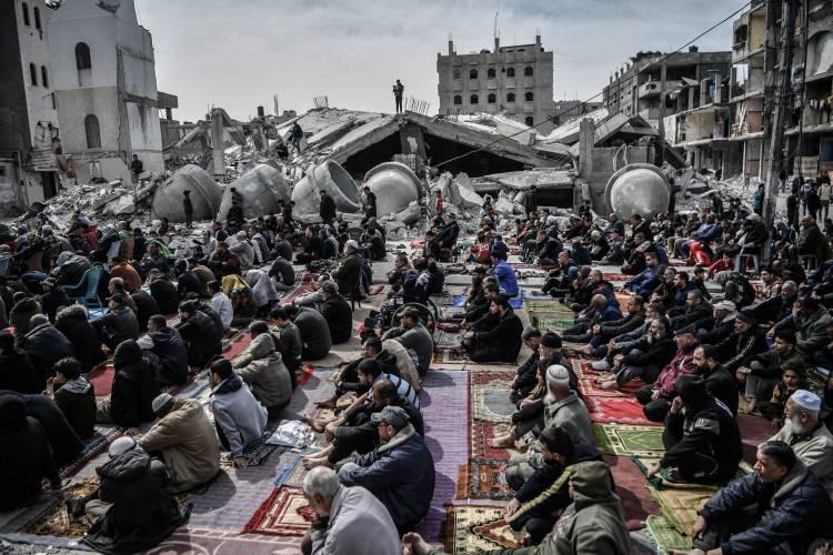 <p>İsrail güçlerinin son 24 saatte Gazze Şeridi'nde 193 Filistinliyi daha öldürdüğü kaydedilen açıklamada, Gazze'de hayatını kaybedenlerin sayısının 30 bin 228'e yükseldiği aktarıldı.</p>